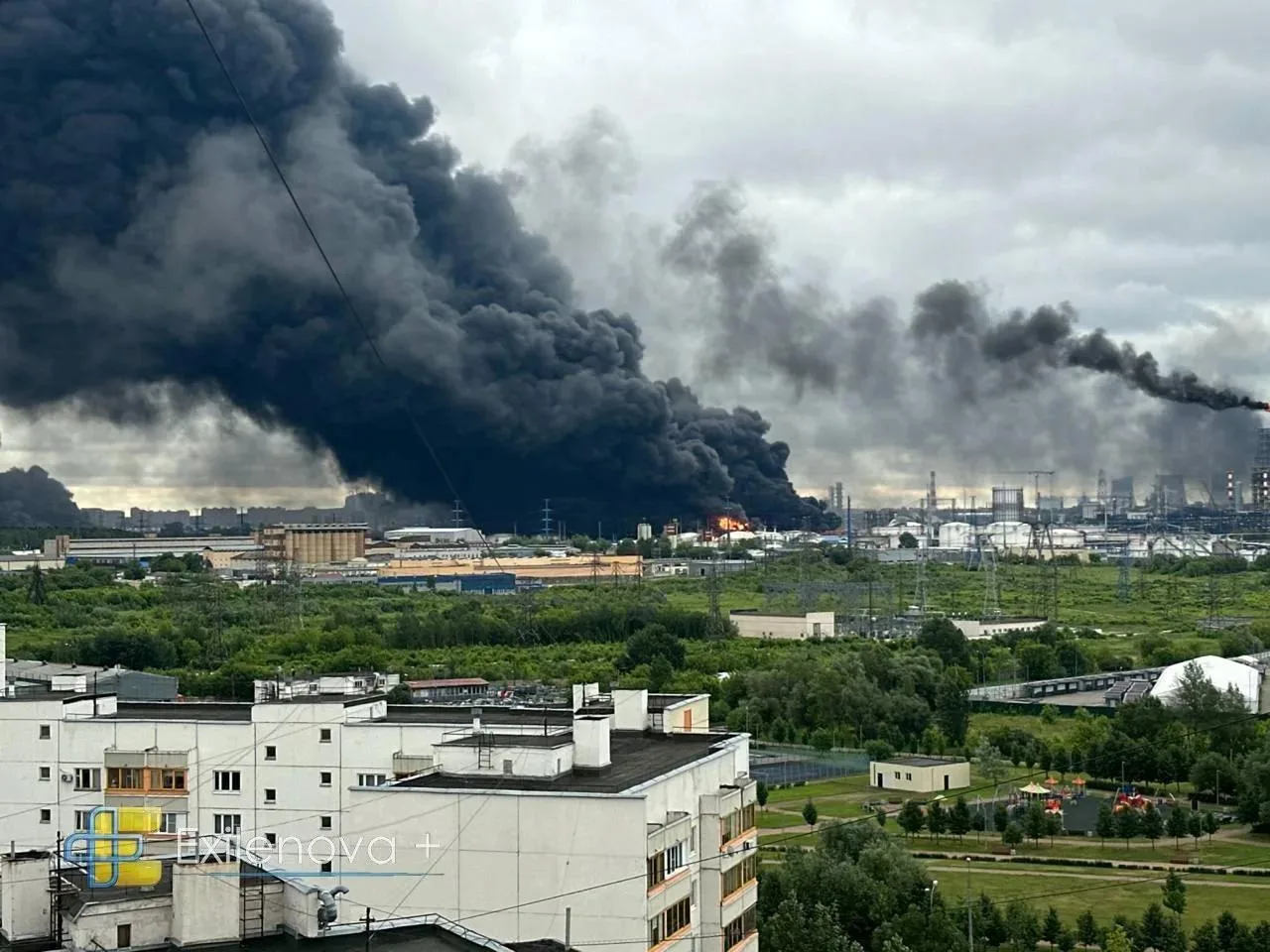 Над Москвой столбы пламени и дыма после повторного прилета нескольких дронов по НПЗ в Капотне