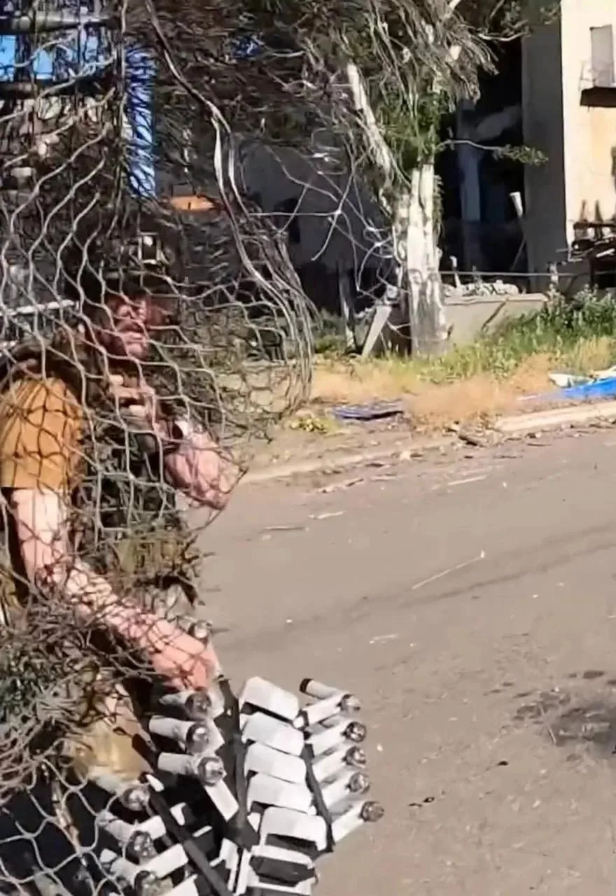 На примере видео с прилётом дрона по броневику 15-й бригады оперативного назначения «Кара-Даг» Национальной гвардии Украины (НГУ) наглядно раскрывается оперативно-тактическая значимость ударов по тыловому и передовому автотранспорту противника