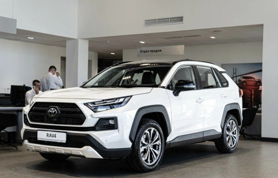 Toyota RAV4 и Volkswagen Tiguan: сравнение цен, оснащения и особенностей для России