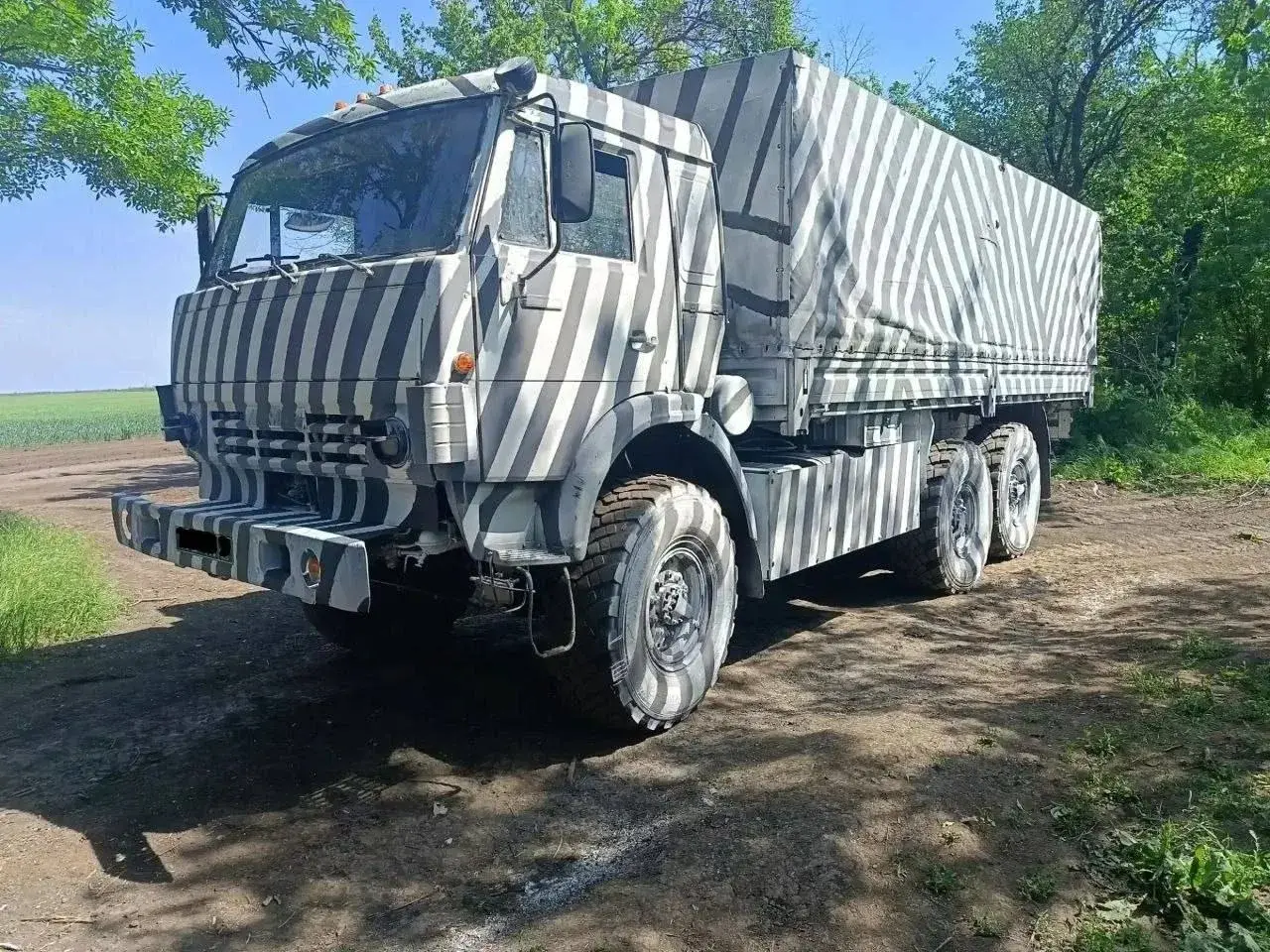 Другие "зебры" российской армии. Бойцы красят технику в надежде, что это помешает захвату вражеских беспилотников