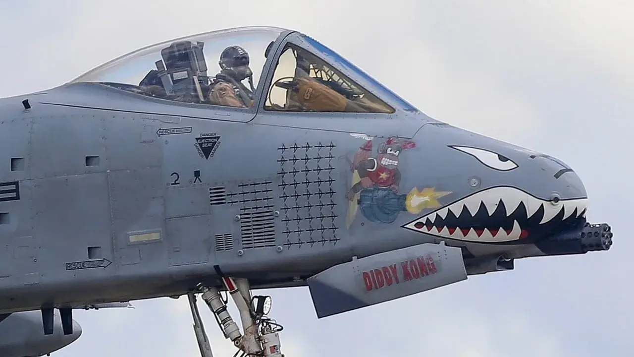 Американский штурмовик A-10 Thunderbolt II был замечен с отметками на фюзеляже двух уничтоженных иранских быстроходных катеров, что говорит о применении данных самолетов для патрулирования Ормузского пролива
