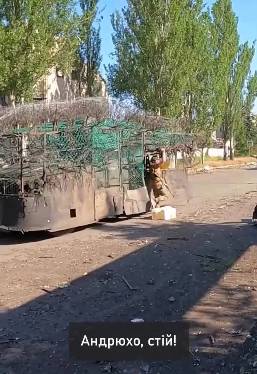 На примере видео с прилётом дрона по броневику 15-й бригады оперативного назначения «Кара-Даг» Национальной гвардии Украины (НГУ) наглядно раскрывается оперативно-тактическая значимость ударов по тыловому и передовому автотранспорту противника