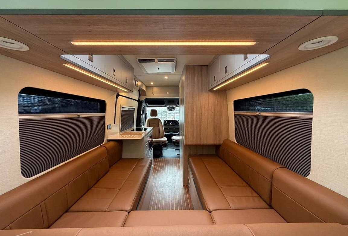 Mercedes-Benz Sprinter EcoWagon Expo+: роскошный кемпер с автолевелингом и электрокухней