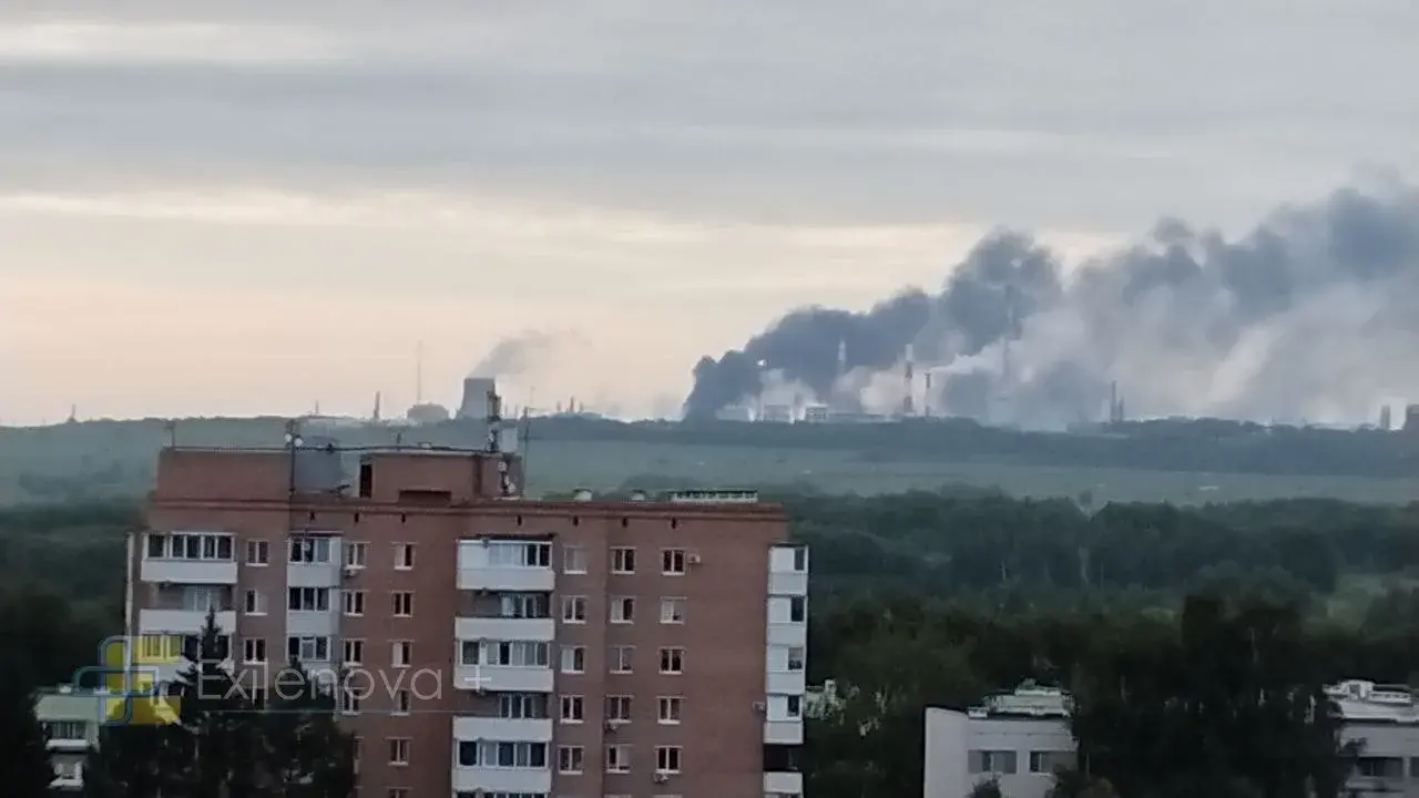 За ночь и утро украинские дроны атаковали ТЭЦ в Симферополе, НПЗ в Нижнекамске и предприятие «Тольяттикаучук» в Самарской области