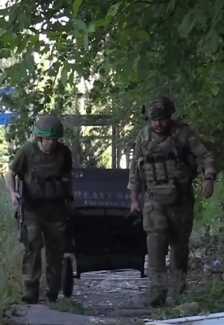 На примере видео с прилётом дрона по броневику 15-й бригады оперативного назначения «Кара-Даг» Национальной гвардии Украины (НГУ) наглядно раскрывается оперативно-тактическая значимость ударов по тыловому и передовому автотранспорту противника