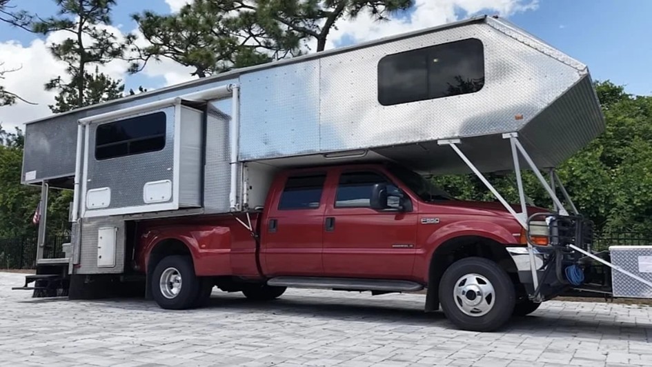 Уникальный дом на колесах: самодельный кемпер на базе Ford F550 длиной 9 метров