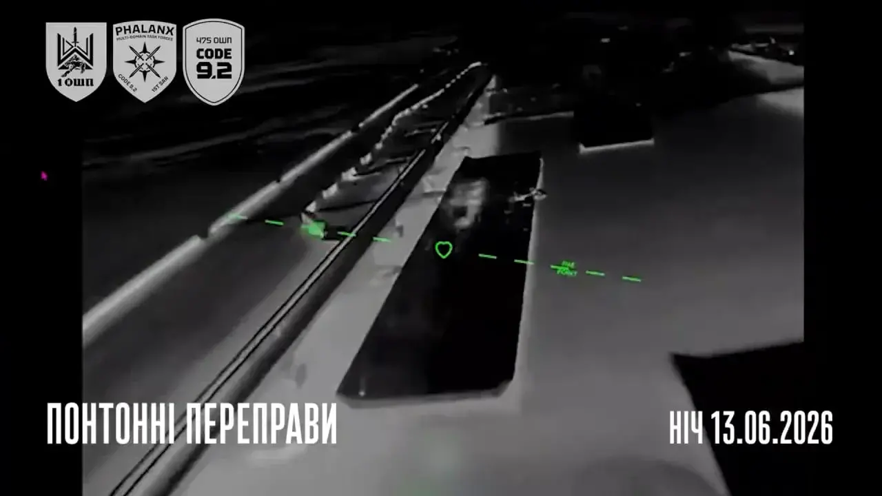 Кадры ударов ВСУ по понтонным переправам и мостам в Чонгаре с Геническом, включая железнодорожный