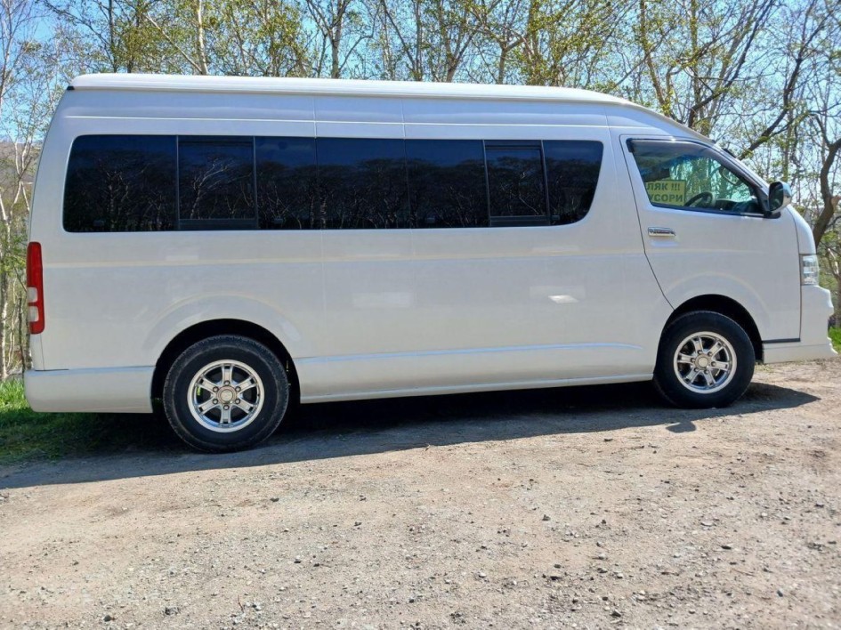 Toyota Hiace 2012 с пробегом 49 000 км отдают за 8,4 млн рублей
