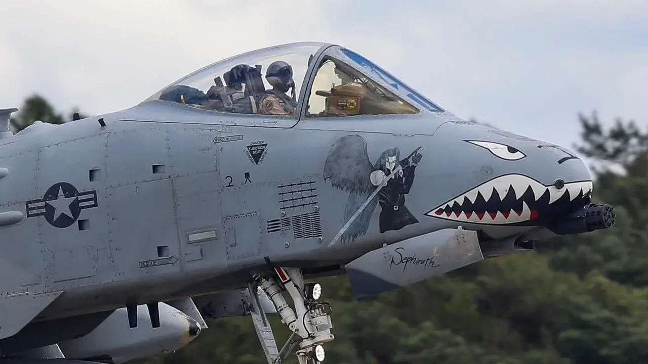 Американский штурмовик A-10 Thunderbolt II был замечен с отметками на фюзеляже двух уничтоженных иранских быстроходных катеров, что говорит о применении данных самолетов для патрулирования Ормузского пролива
