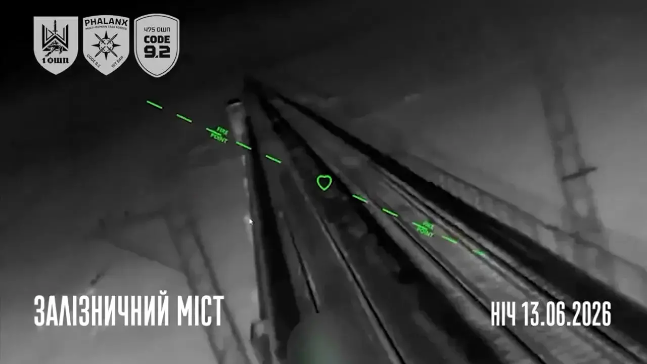 Кадры ударов ВСУ по понтонным переправам и мостам в Чонгаре с Геническом, включая железнодорожный