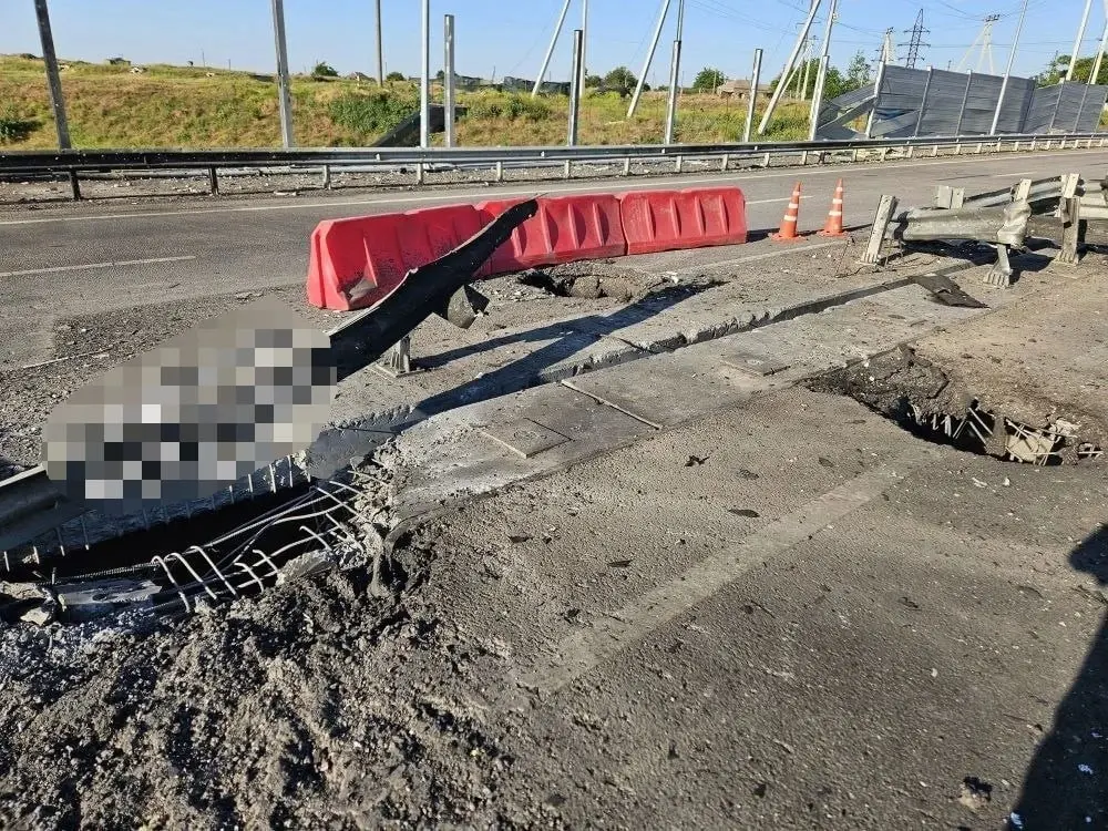 Последствия ударов дронов ВСУ по мосту через реку Грузский Еланчик в Новоазовске, недалеко от границы ДНР и Ростовской области, опубликованные противником
