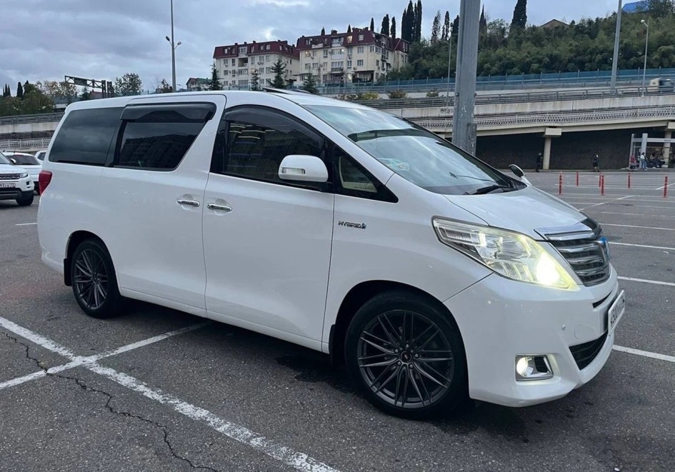 Toyota Alphard второго поколения: гибрид, комфорт и нюансы эксплуатации в России