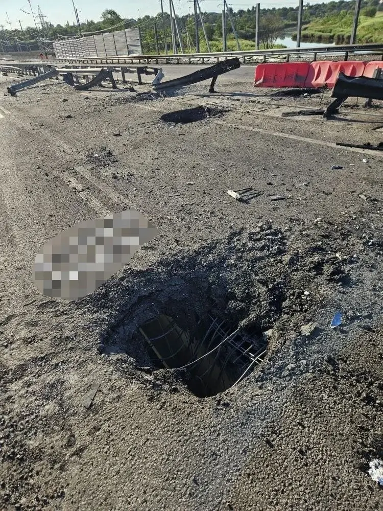 Последствия ударов дронов ВСУ по мосту через реку Грузский Еланчик в Новоазовске, недалеко от границы ДНР и Ростовской области, опубликованные противником
