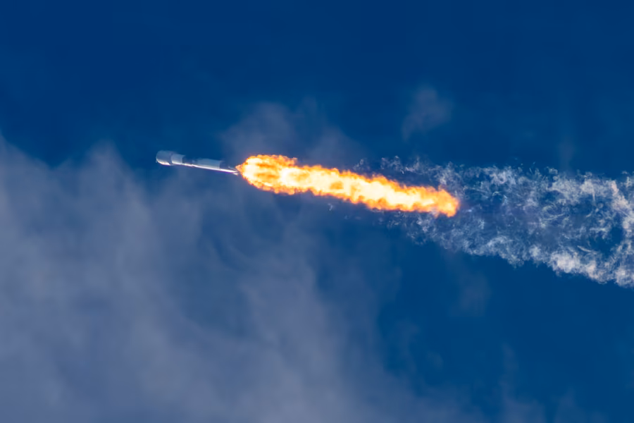 SpaceX поделилась впечатляющими снимками запуска Falcon 9 с новыми спутниками Starlink