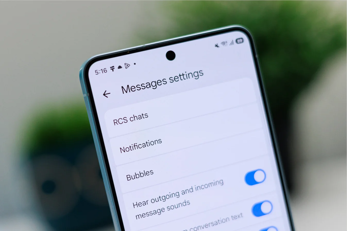 Google Messages объявляет войну дипфейкам: подделывать фото станет почти невозможно картинка Возможно, в Google Messages скоро станет гораздо сложнее подделывать фотографии