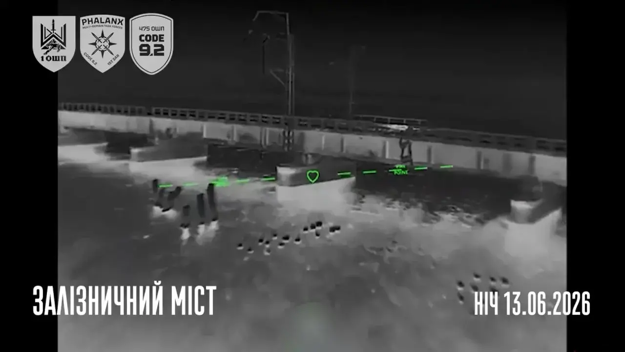 Кадры ударов ВСУ по понтонным переправам и мостам в Чонгаре с Геническом, включая железнодорожный