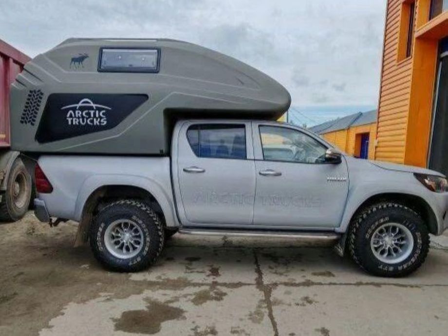 За 10-летнюю Toyota Hilux практически без пробега просят 9,5 млн рублей