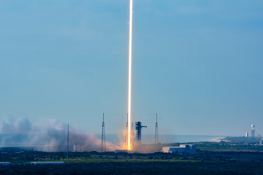 SpaceX поделилась впечатляющими снимками запуска Falcon 9 с новыми спутниками Starlink