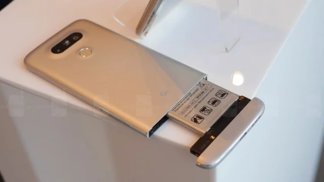 Все смартфоны получат съемный аккумулятор к 2027 году. Кроме вашего iPhone. Почему Apple опять против?