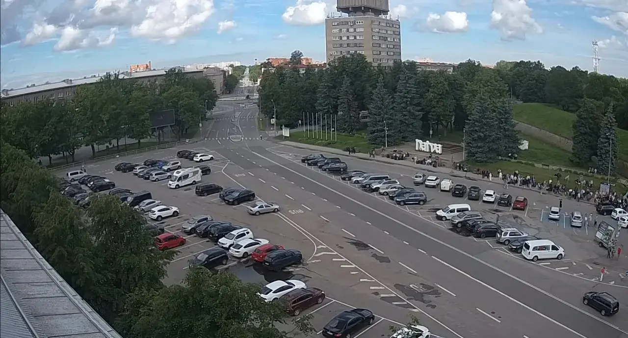 Желающие попасть из Эстонии в Россию ночуют на улице — сотни людей застряли на КПП из-за новых правил на границе, сообщает издание Baltnews