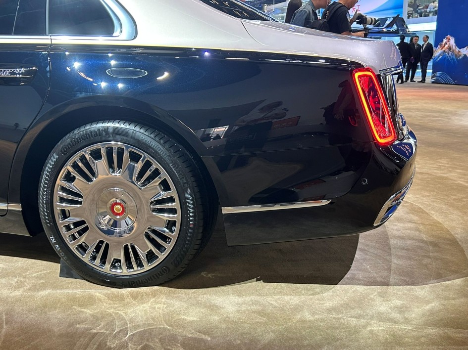 Hongqi Guoya дебютировал на ПМЭФ-2026: цены, моторы и комплектации