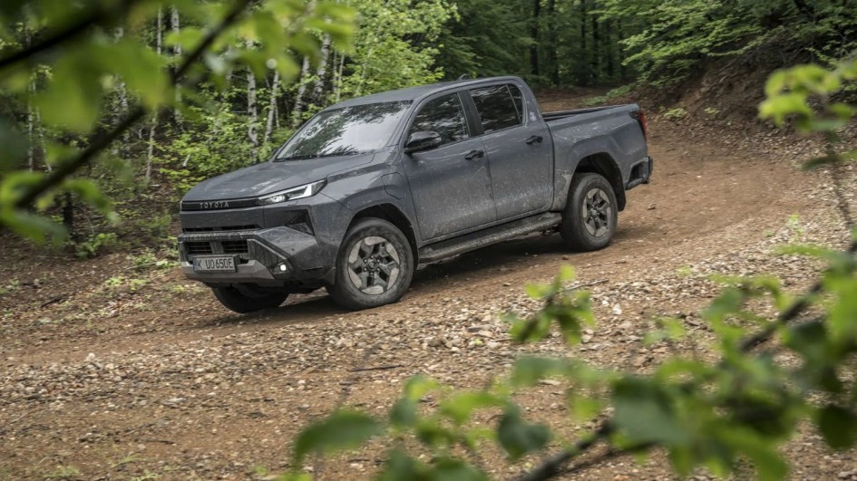 Toyota Hilux теперь с электроприводом: что теряет и выигрывает новый пикап