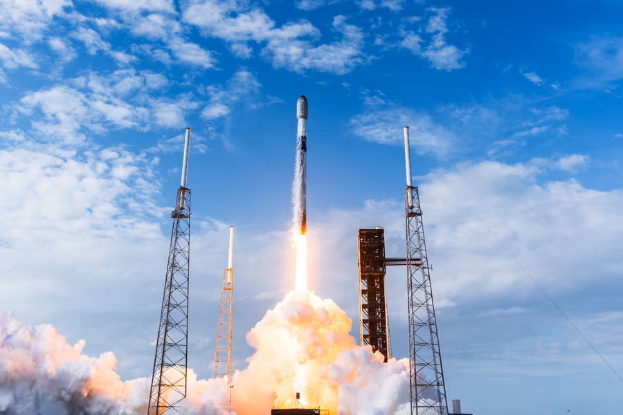 SpaceX поделилась впечатляющими снимками запуска Falcon 9 с новыми спутниками Starlink