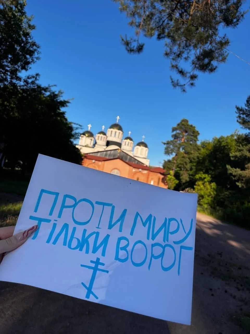 Матери украинских пленных молятся о мире, просят закончить войну и поздравляют с Днём Святой Троицы