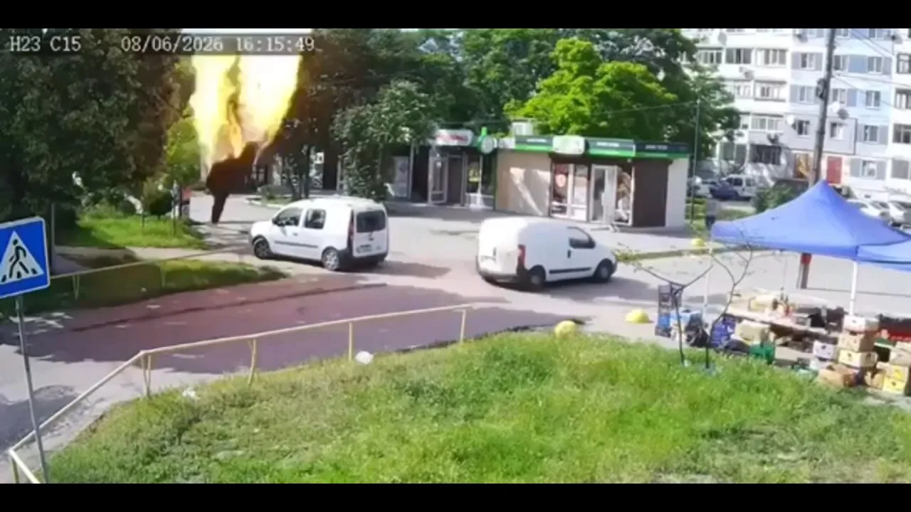 Падение горящей сбитой "Герани-2" на припаркованный автомобиль в Запорожье