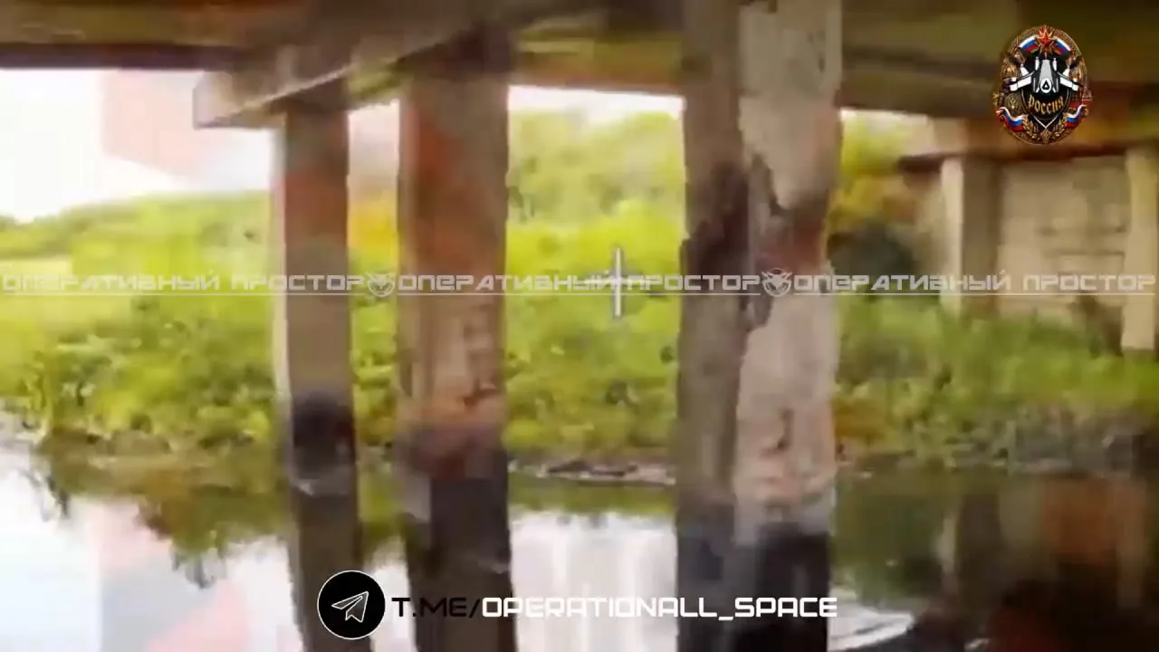 Такого вы еще явно не видели - процесс расковыривания 43 (!) FPV-дронами опоры моста через речку Нитрус в районе села Андреевка Харьковской области