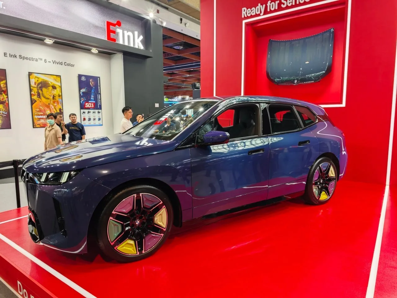 BMW представила автомобиль i3, способный менять цвет