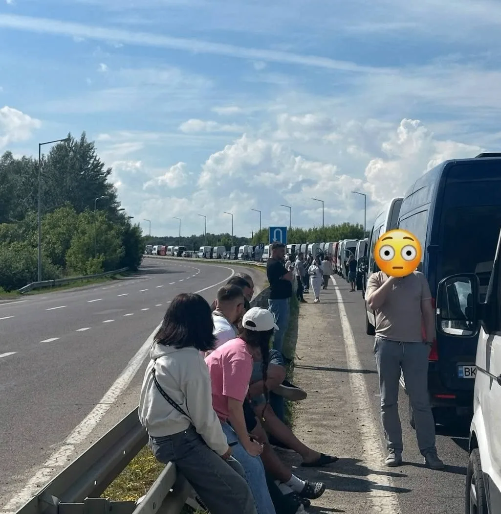 Огромная очередь из желающих покинуть Украину