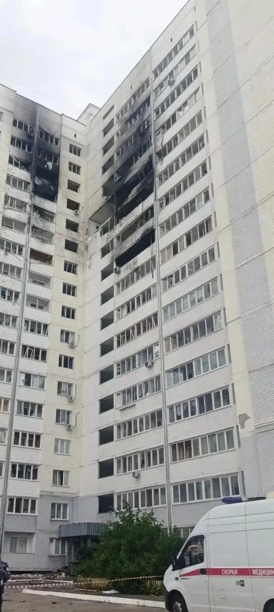 Момент попадания украинского дрона-камикадзе в жилой дом в Орле прошедшей ночью и его последствия