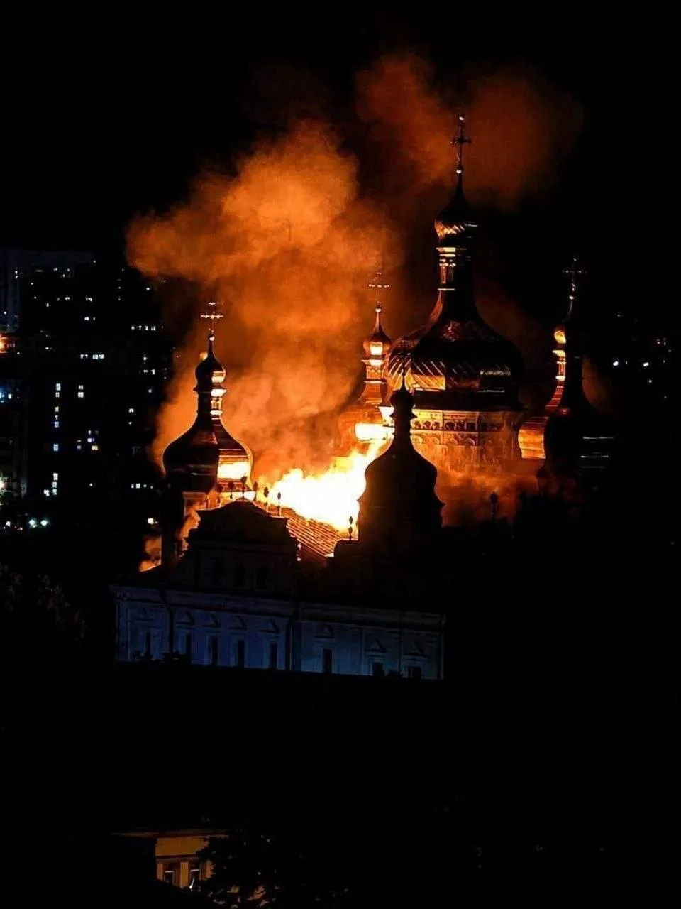 Кадры пожара в Киево-Печерской лавре после попадания ракеты Patriot