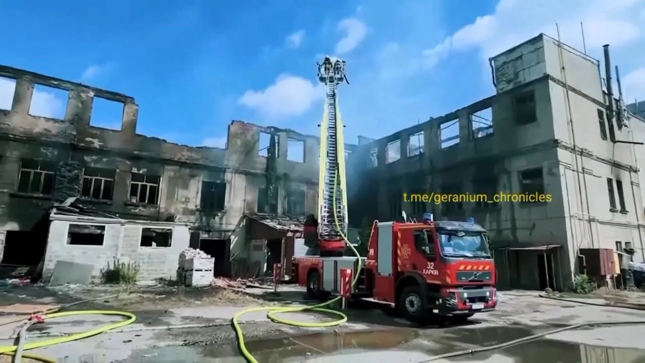 Удар управляемой «Герани-2» по зданию на территории предприятия «Завод Промсвязь» в Харькове вчера вечером