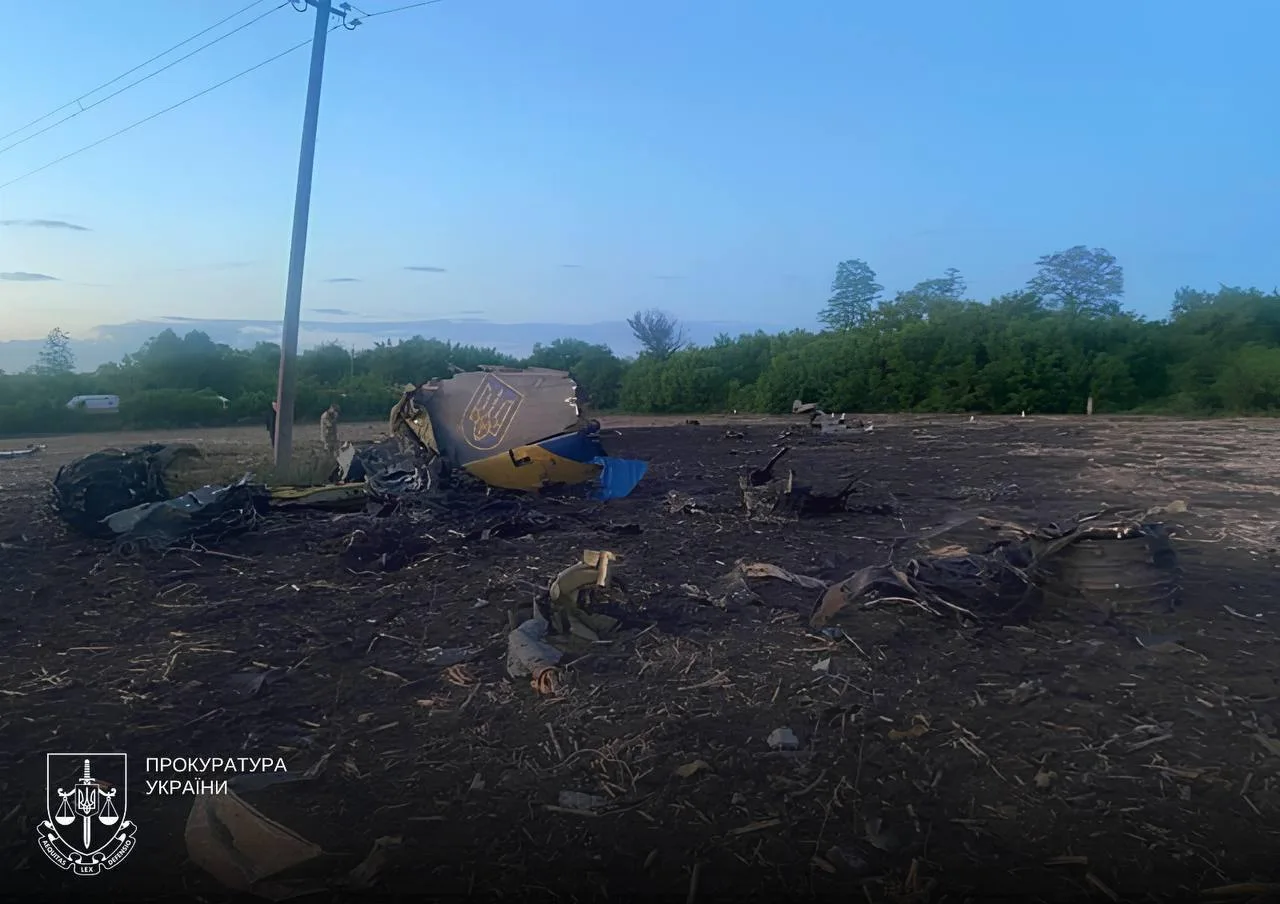 Обломки украинского Су-24М и воронка на месте падения в Хмельницкой области