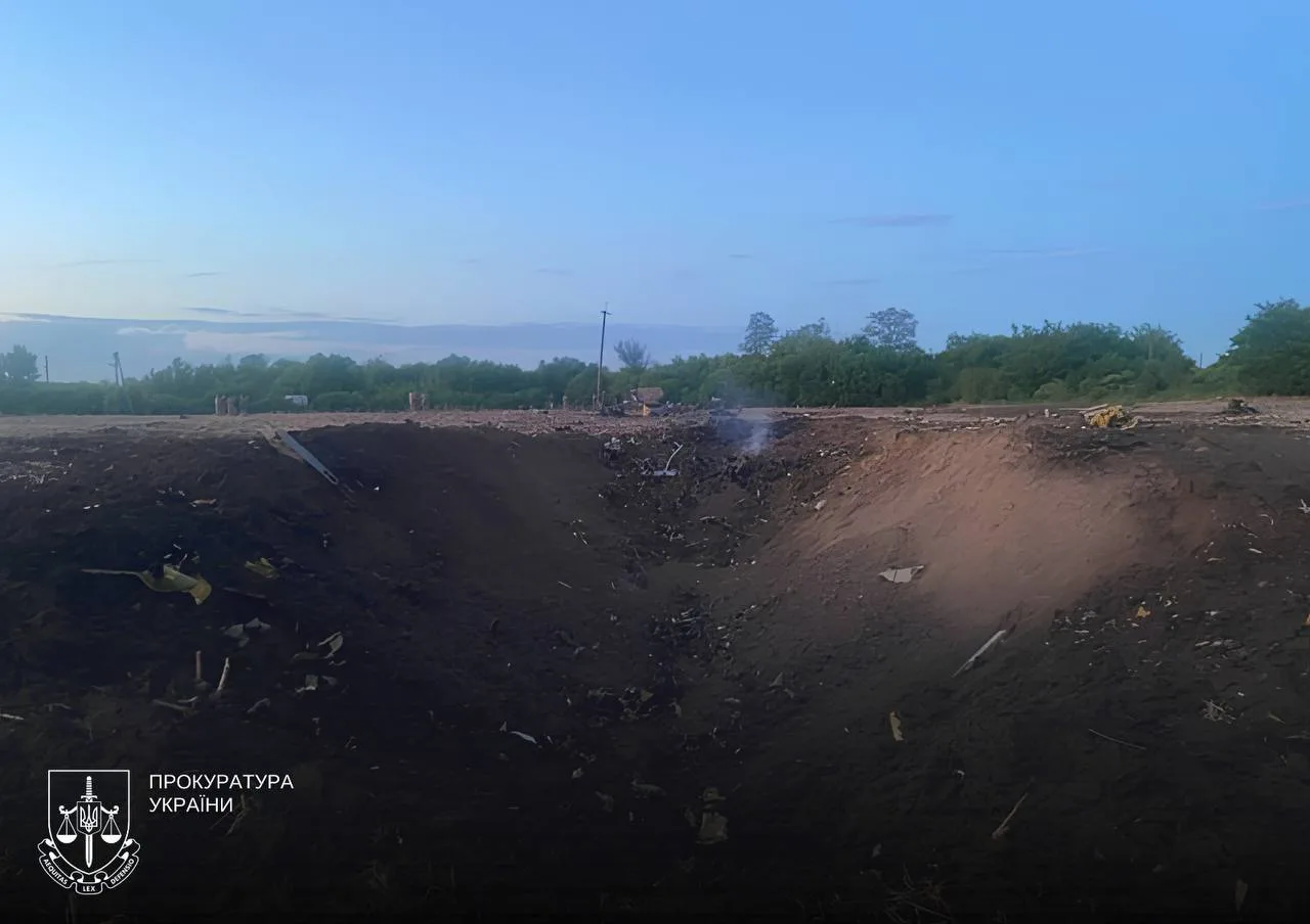 Обломки украинского Су-24М и воронка на месте падения в Хмельницкой области