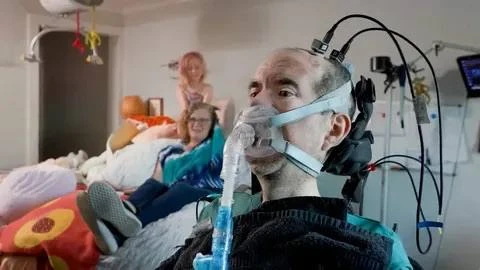 Парализованный мужчина почти два года общается с миром «силой мысли»