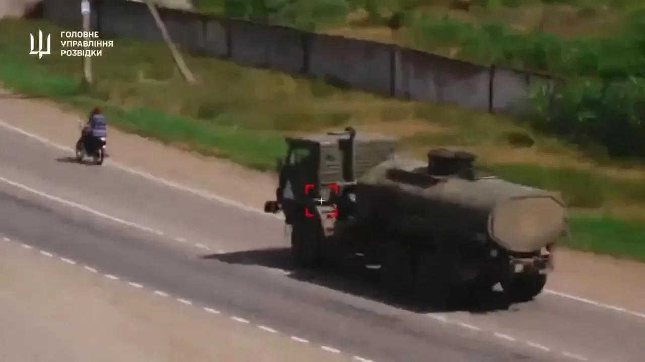 Противник публикует кадры ударов своих дронов-камикадзе RAM-2X по российской логистике, в том числе прямо на понтонах между Крымом и Херсонской областью