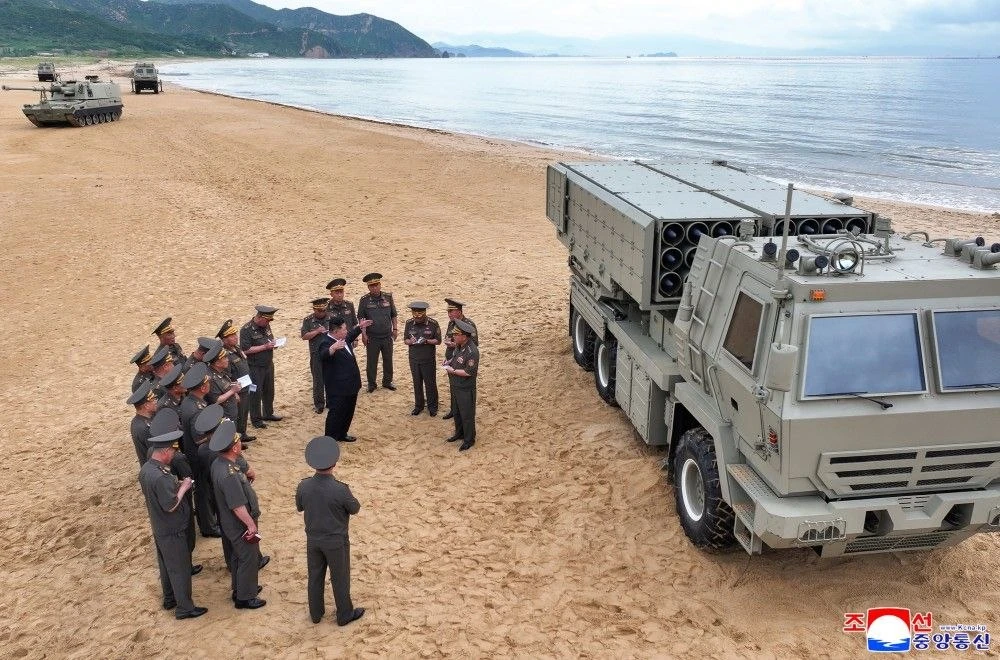 Еще одной любопытной особенностью испытанного 25 июня "Чучхе-HIMARS" является количество доступных 240-мм на одной машине