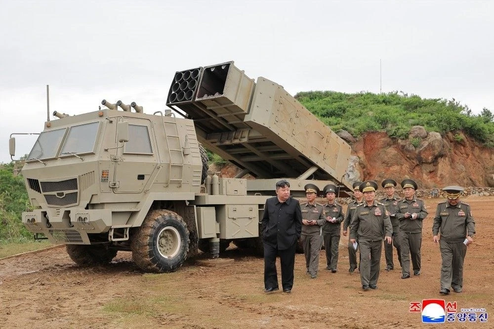 Еще одной любопытной особенностью испытанного 25 июня "Чучхе-HIMARS" является количество доступных 240-мм на одной машине