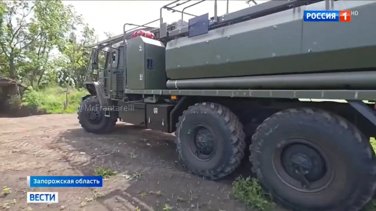 Показательный сюжет о бронированном топливозаправщике на шасси «Торнадо-У» и сопровождающей его мобильной огневой группе на УАЗ «Фермер», вооруженной пулеметом ДШКМ и дроном-перехватчиком «Елка»