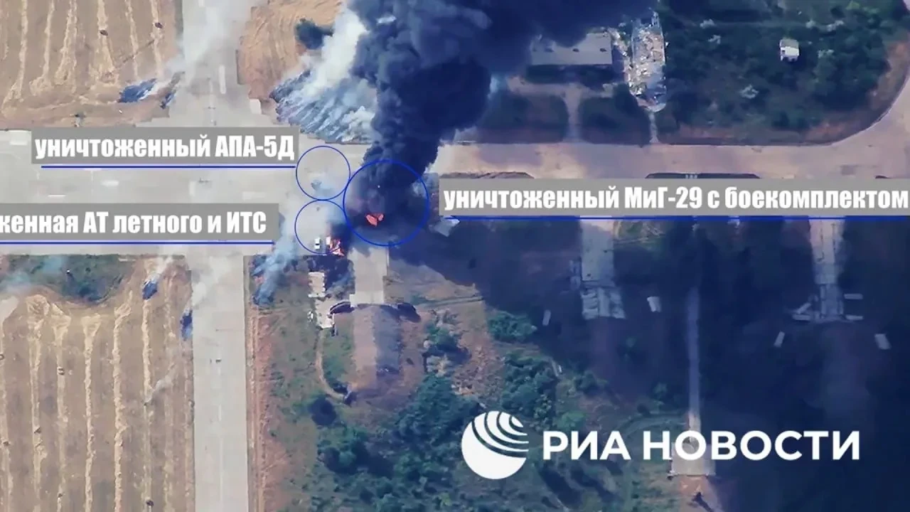 Уничтожение МиГ-29 ВС Украины на аэродроме Вознесенск в Николаевской области попаданием управляемого дрона-камикадзе "Герань-4 сикер"