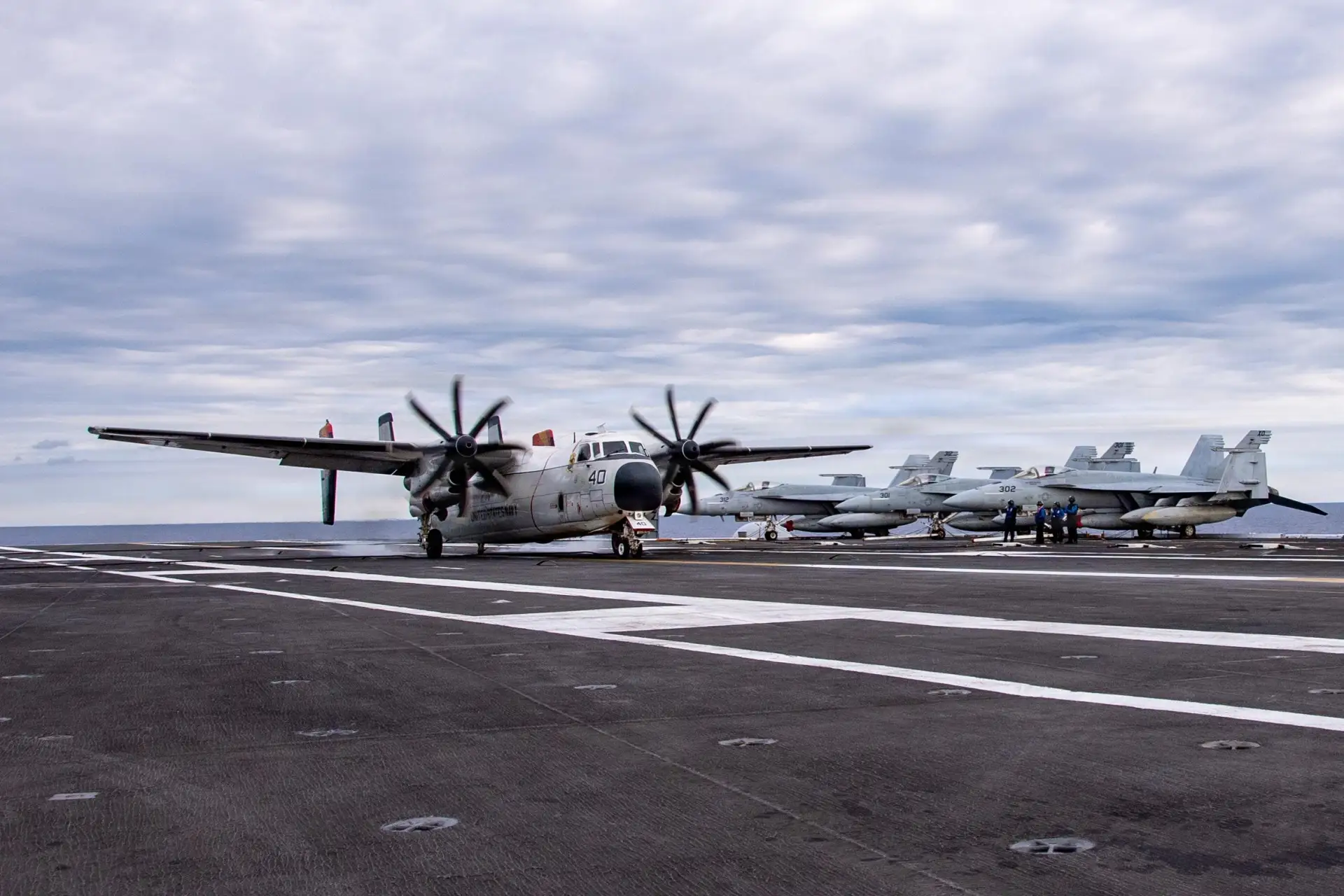 ВМС США завершили эксплуатацию палубного транспортника C-2 Greyhound
