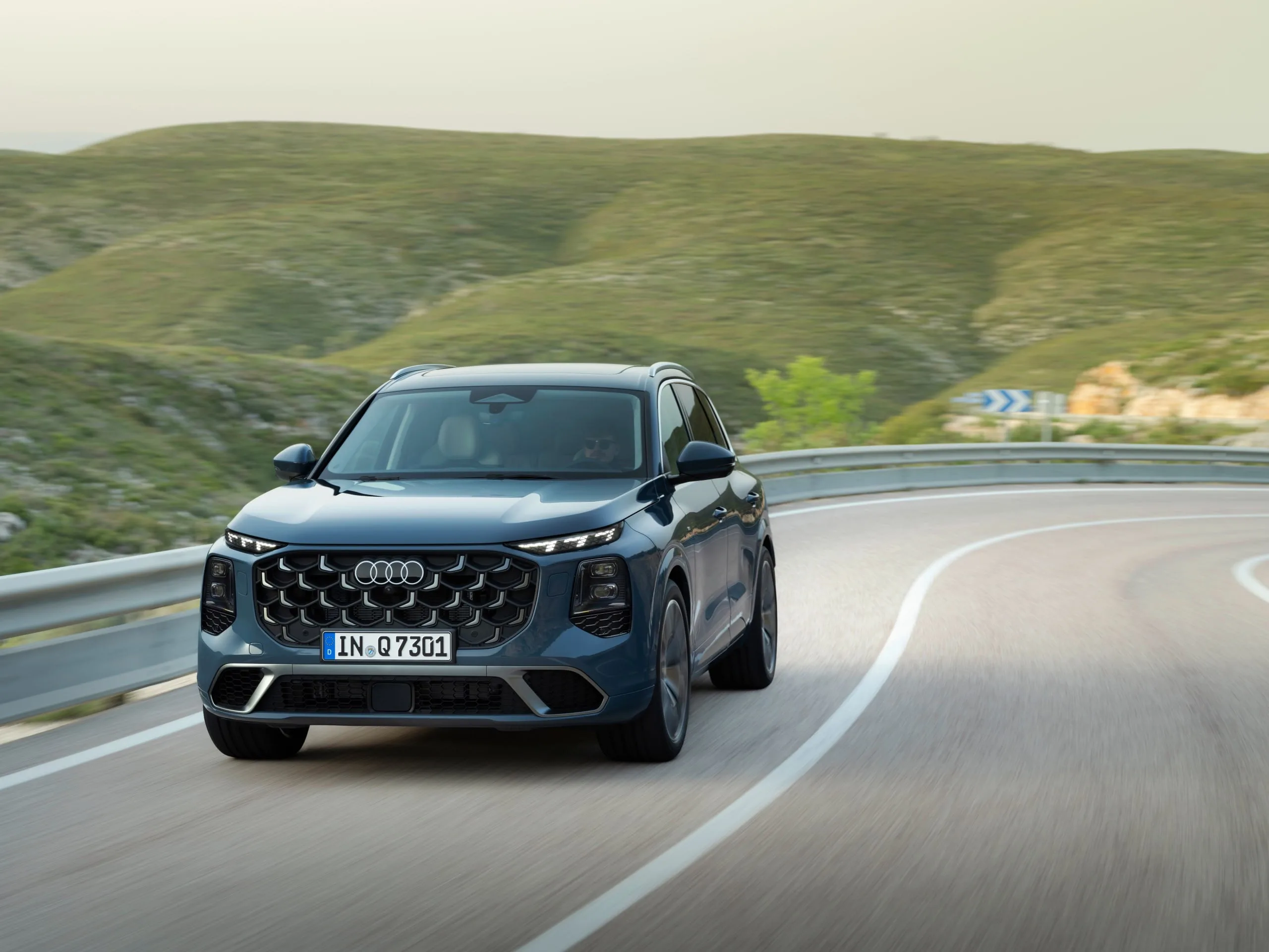 Audi выкатила новую Q7 — из салона убрали почти все кнопки, заменив их тройной порцией экранов