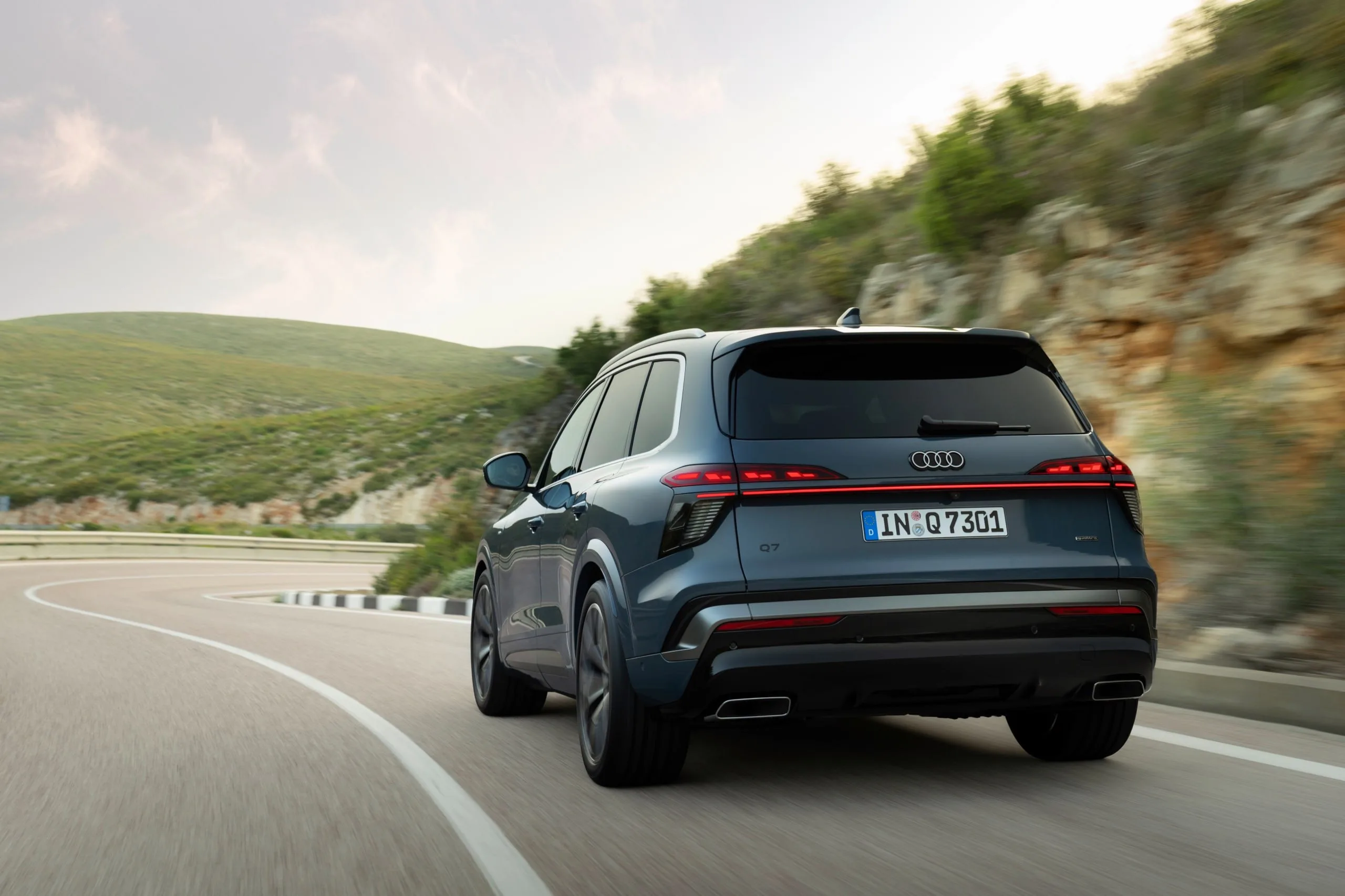 Audi выкатила новую Q7 — из салона убрали почти все кнопки, заменив их тройной порцией экранов
