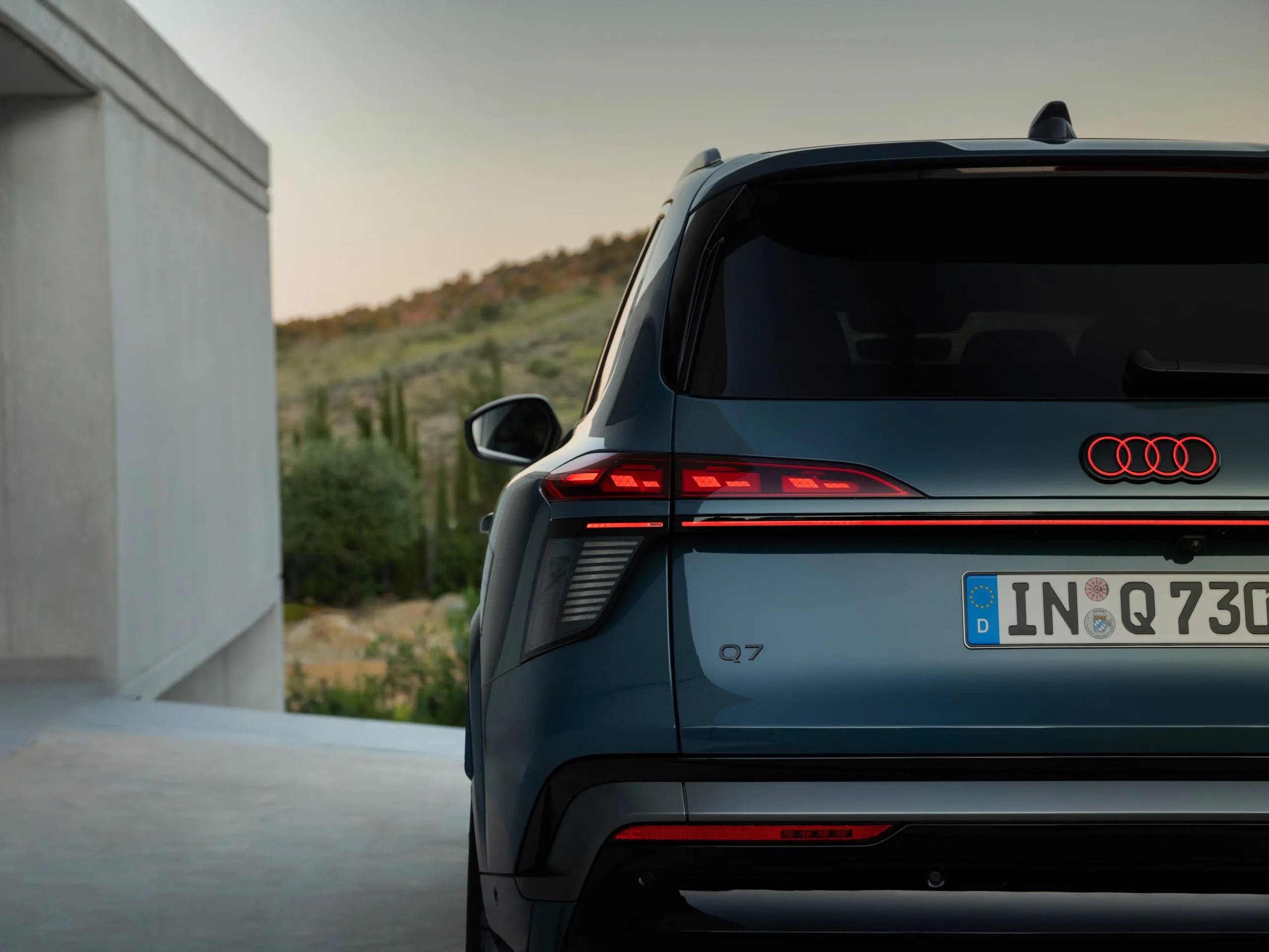 Audi выкатила новую Q7 — из салона убрали почти все кнопки, заменив их тройной порцией экранов