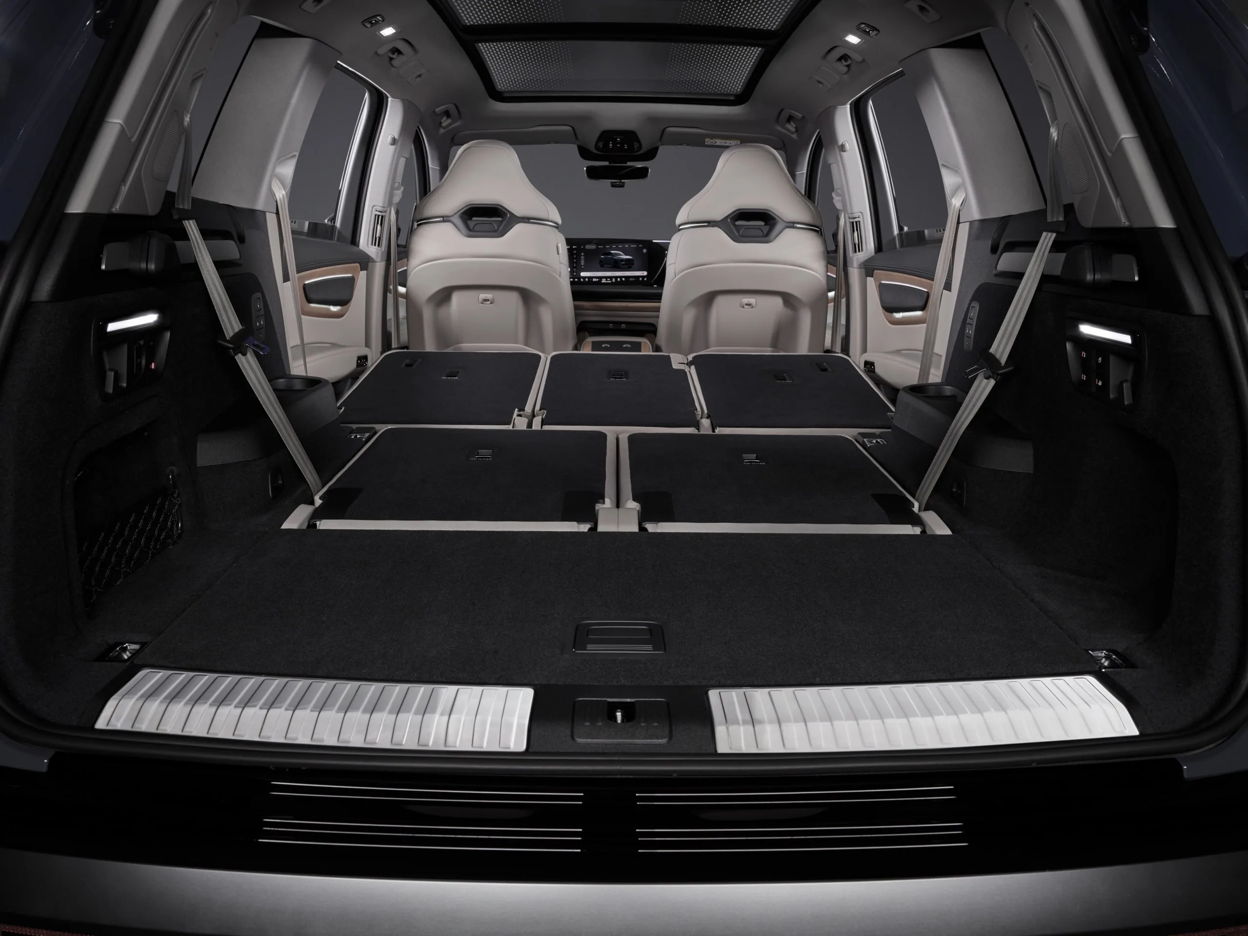Audi выкатила новую Q7 — из салона убрали почти все кнопки, заменив их тройной порцией экранов