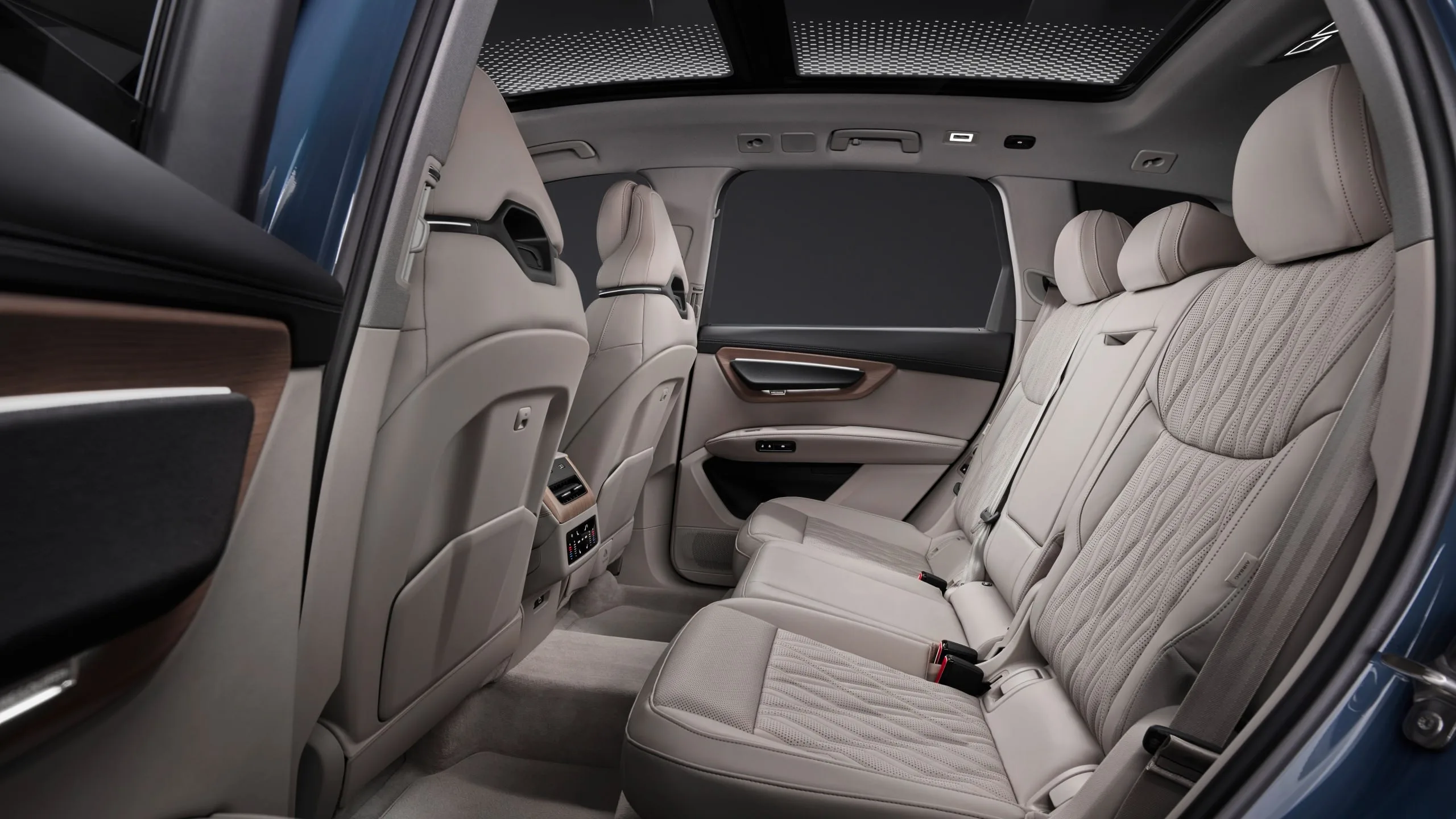 Audi выкатила новую Q7 — из салона убрали почти все кнопки, заменив их тройной порцией экранов