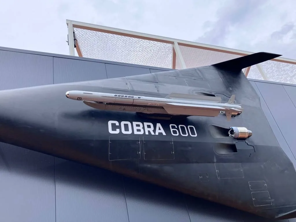 Многофункциональный беспилотный авиационный комплекс Cobra-600, представленный германским стартапом Polaris Raumflugzeuge на выставке ILA в Берлине, выполнен по аэродинамической схеме «летающее крыло» и оснащён парой турбореактивных двигателей JetCat-P1000-PRO
